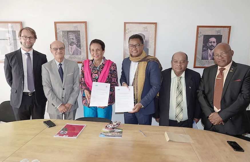 Photo : La région Réunion et le gouverneur de Boeny signent un partenariat pour la construction du lycée agricole du Campus de Besely